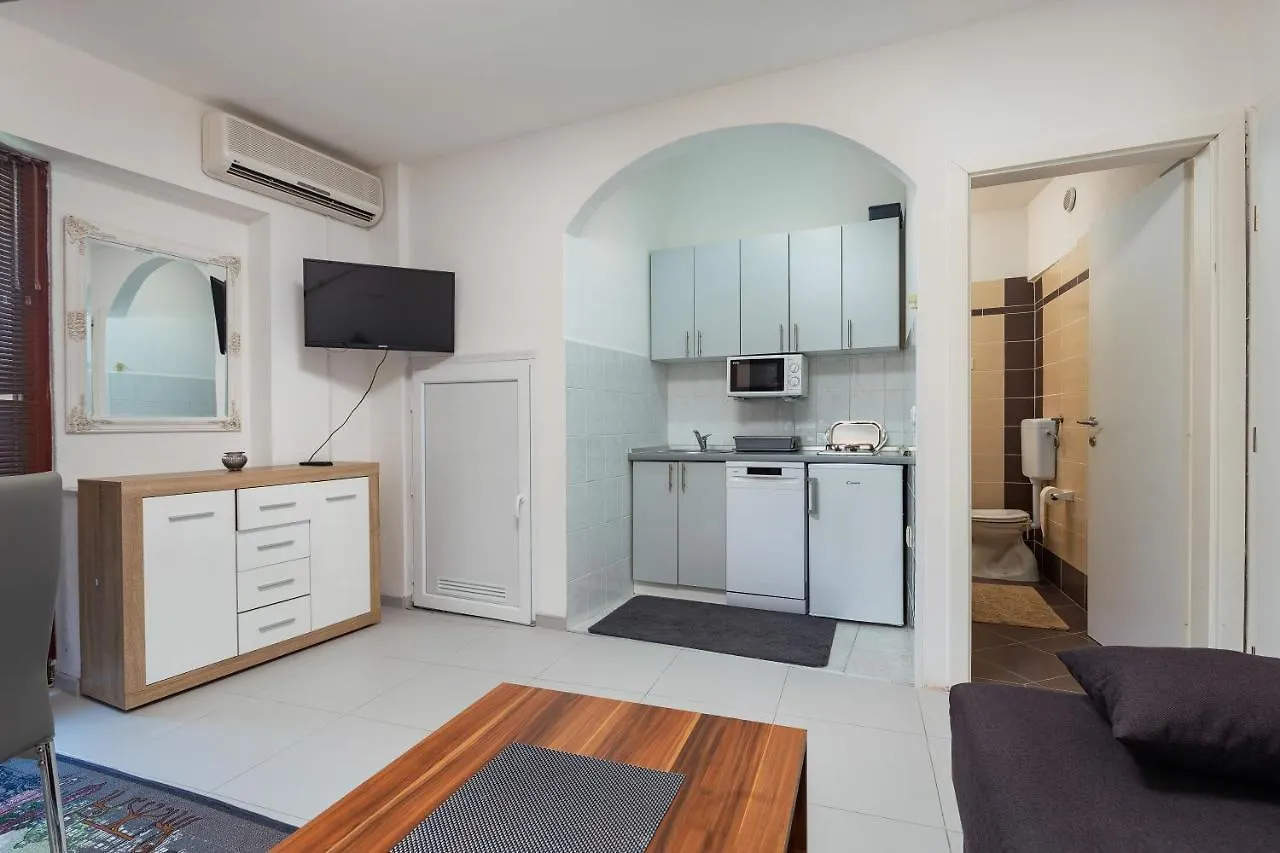 Apartments Smaila 1729 Pula 0*,
