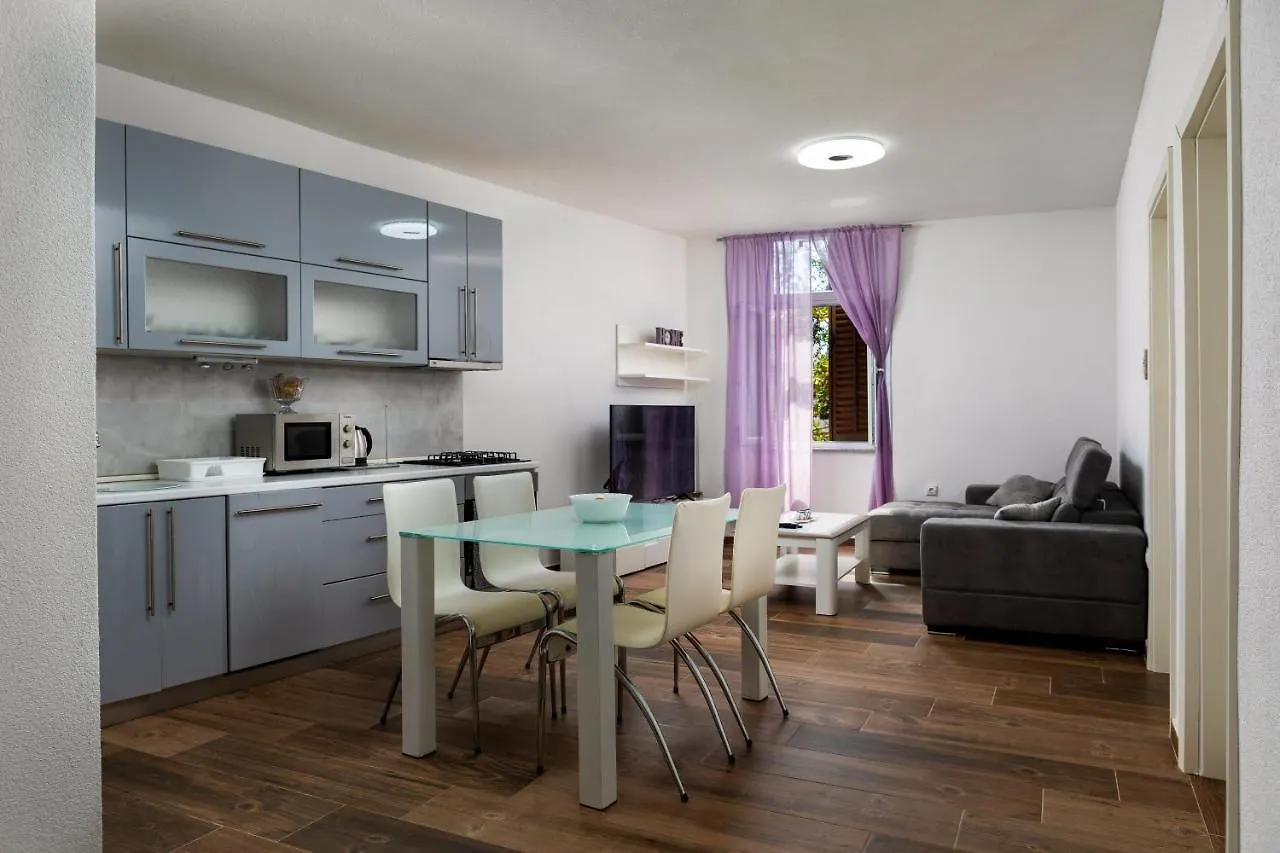 Apartments Smaila 1729 Pula