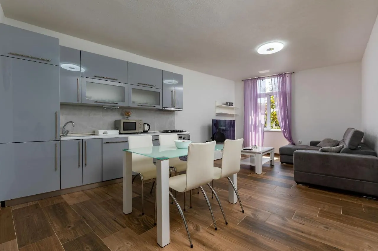 Apartments Smaila 1729 Pula 0*,